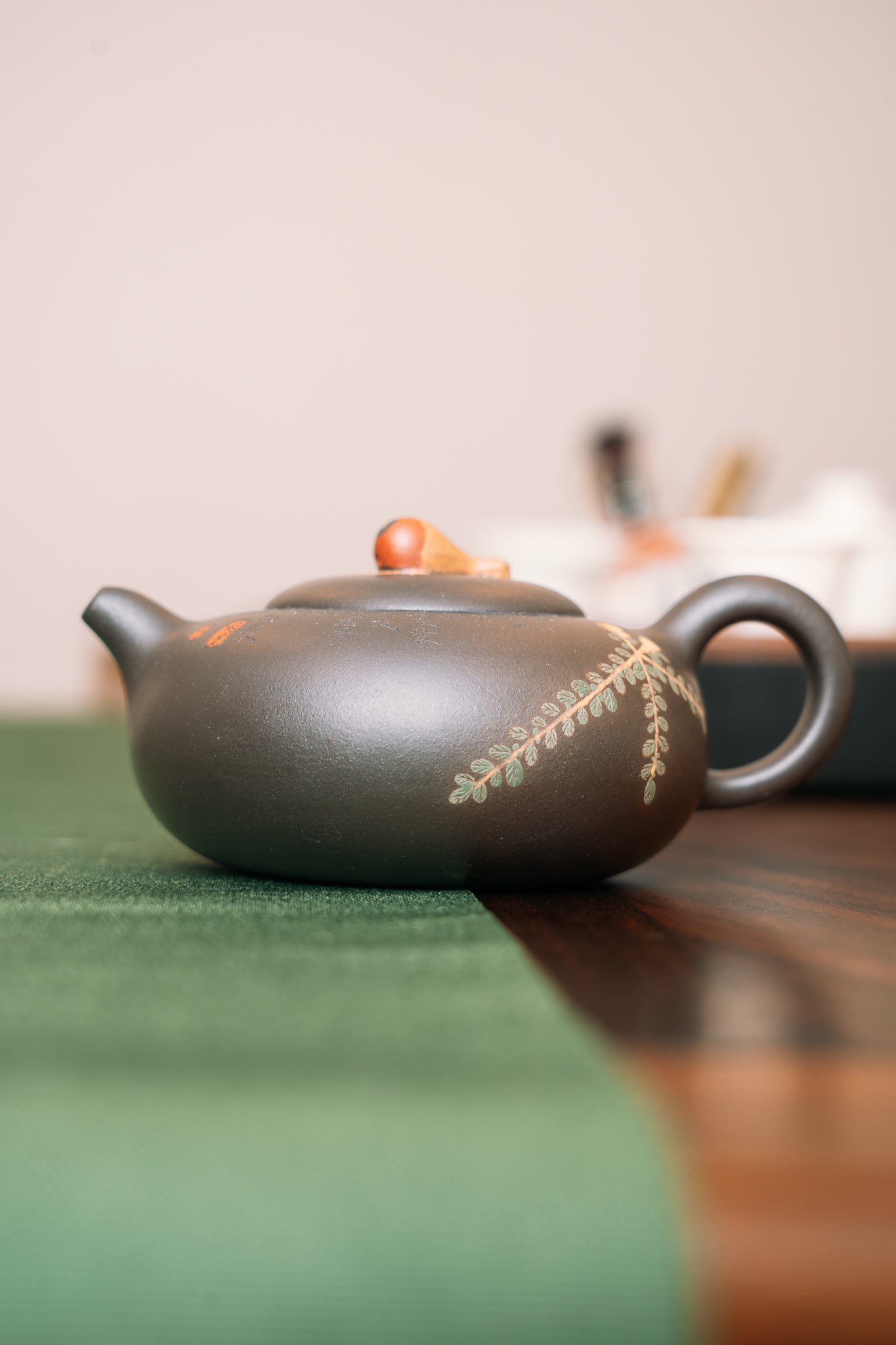 宜興紫砂｜相思豆壺・楊美君手工製作（原礦黑星砂）Yixing Zisha “Acacia Bean” Teapot Handcrafted by Yang Meijun | Black Star Clay