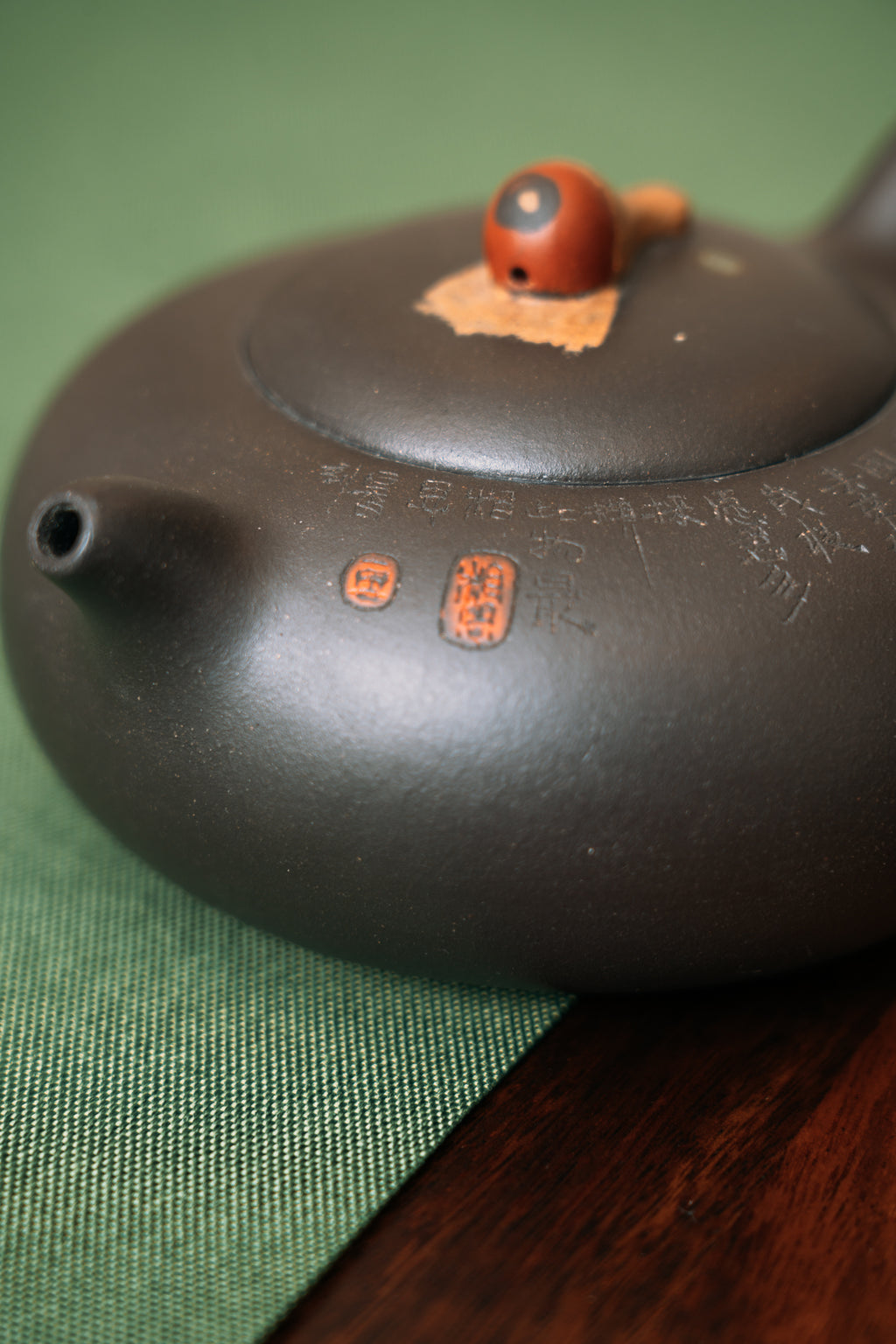 宜興紫砂｜相思豆壺・楊美君手工製作（原礦黑星砂）Yixing Zisha “Acacia Bean” Teapot Handcrafted by Yang Meijun | Black Star Clay