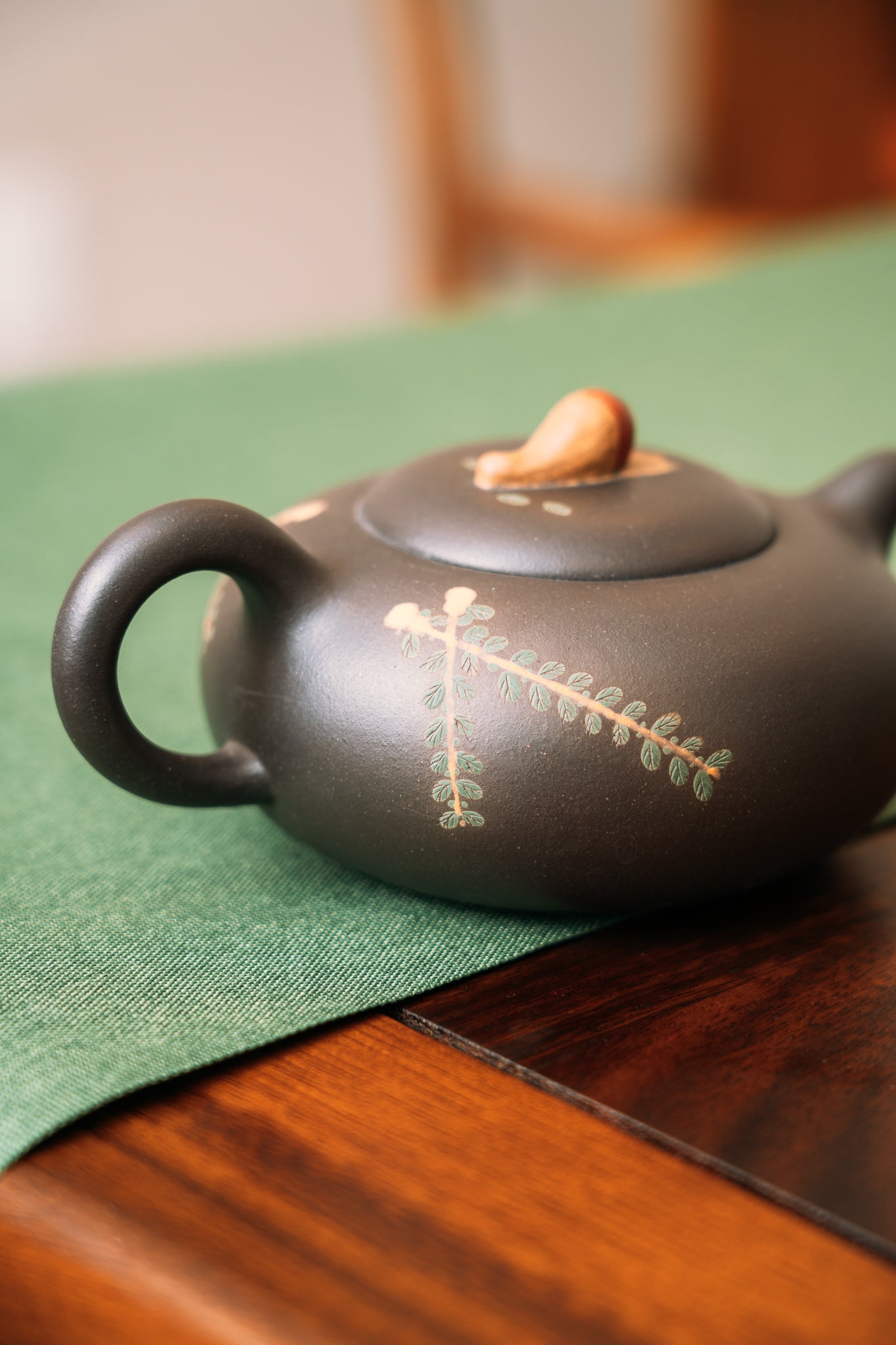 宜興紫砂｜相思豆壺・楊美君手工製作（原礦黑星砂）Yixing Zisha “Acacia Bean” Teapot Handcrafted by Yang Meijun | Black Star Clay