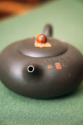 宜興紫砂｜相思豆壺・楊美君手工製作（原礦黑星砂）Yixing Zisha “Acacia Bean” Teapot Handcrafted by Yang Meijun | Black Star Clay